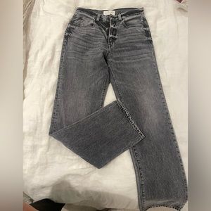 Never worn, gray Silverlake Brooklyn jeans. Size 26. Relaxed, straight leg jean.